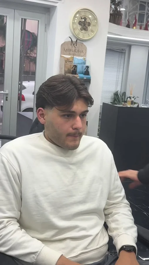 Video: middle part naturale con effetto graffiato e taper fade